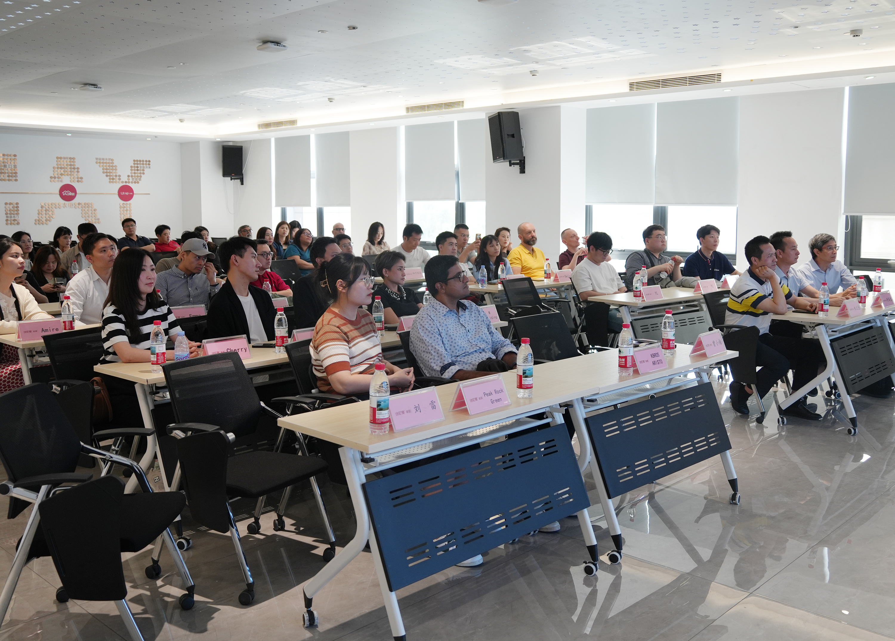 国际交流|COOHOM、酷家乐团队携海外及国内客户到访诗尼曼参观交流